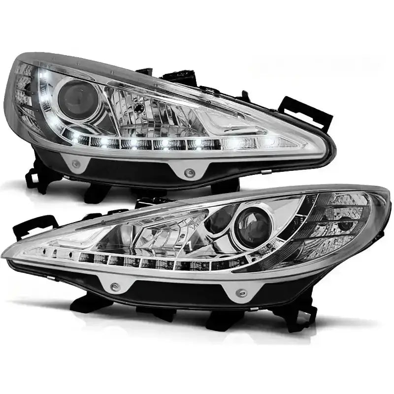 Frontlykter Peugeot 207 Daylight Chrome med LED-striper, sett fra skrå vinkel.