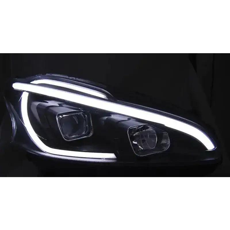 Hovedlys Peugeot 208 Tube Light Black med LED-stripelys og reflektordetaljer mot svart bakgrunn.