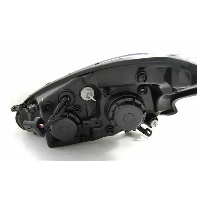 Frontlykter Peugeot 208 Tube Light Black, bakside med runde deksler og ledninger, nærbilde.