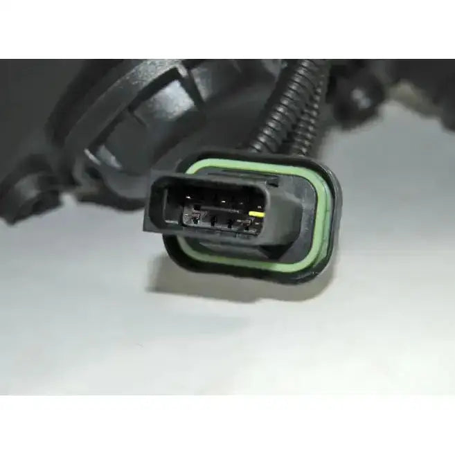 Headlamp kontakt for Peugeot 208 med fire metallpinner og grønn tetningsring, nærbilde mot lys bakgrunn.