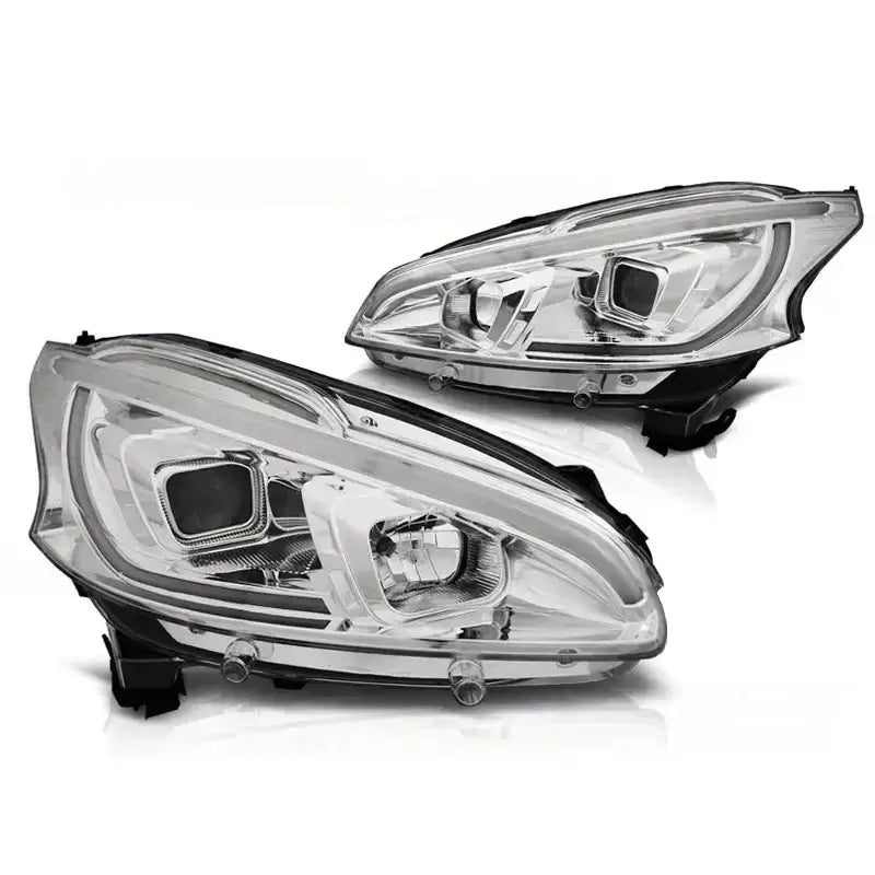 Hovedlykter Peugeot 208 Tube Light Chrome sett fra skrå vinkel med moderne design og klare reflekser.