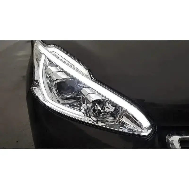 Hovedlys Peugeot 208 Tube Light Chrome med LED, nærbilde fra skrå vinkel på sort bil.