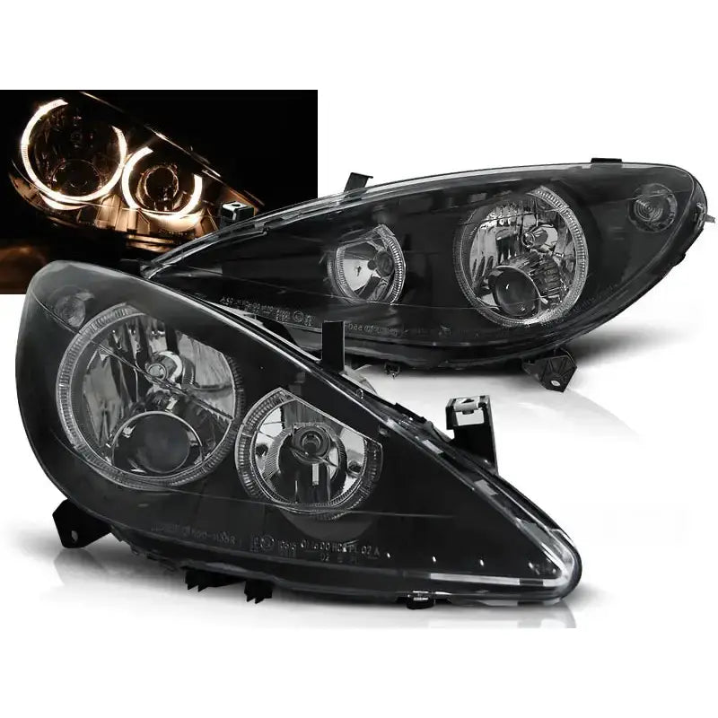 Frontlykter Peugeot 307 Angel Eyes Black med sorte ringer, sett skrått forfra og tent LED-halo.