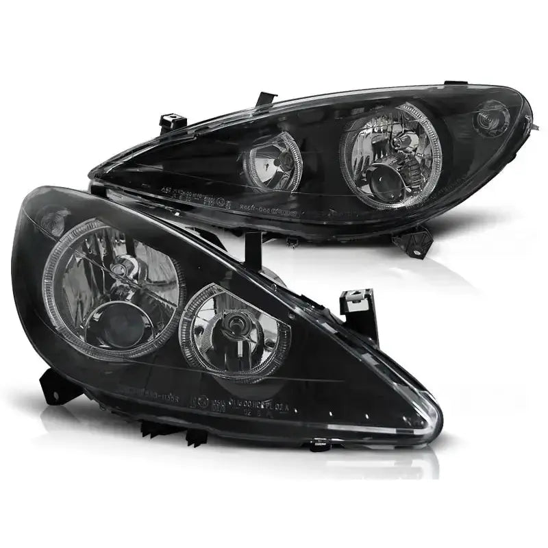 Hovedlykter Peugeot 307 Angel Eyes Black med klare linser og kromdetaljer vist fra skrå vinkel.