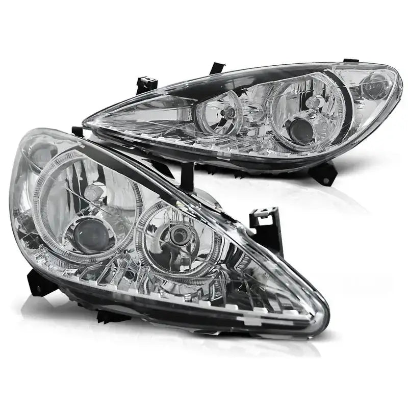 Hovedlykter Peugeot 307 Angel Eyes Chrome med klart glass og svarte detaljer, sett fra skrå vinkel.