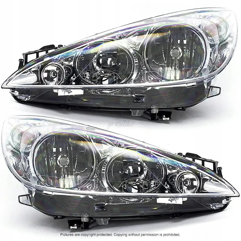 Frontlykter Peugeot 308 07-11 med klar plast og sort innfatning, sett fra skrå vinkel foran.