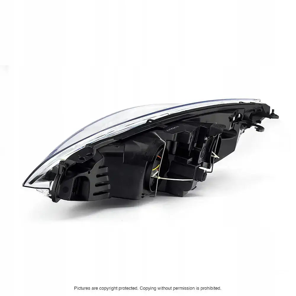 Hovedlys Peugeot 308 07-11 vist bakfra med synlige ledninger og monteringspunkter i svart og klart plast.