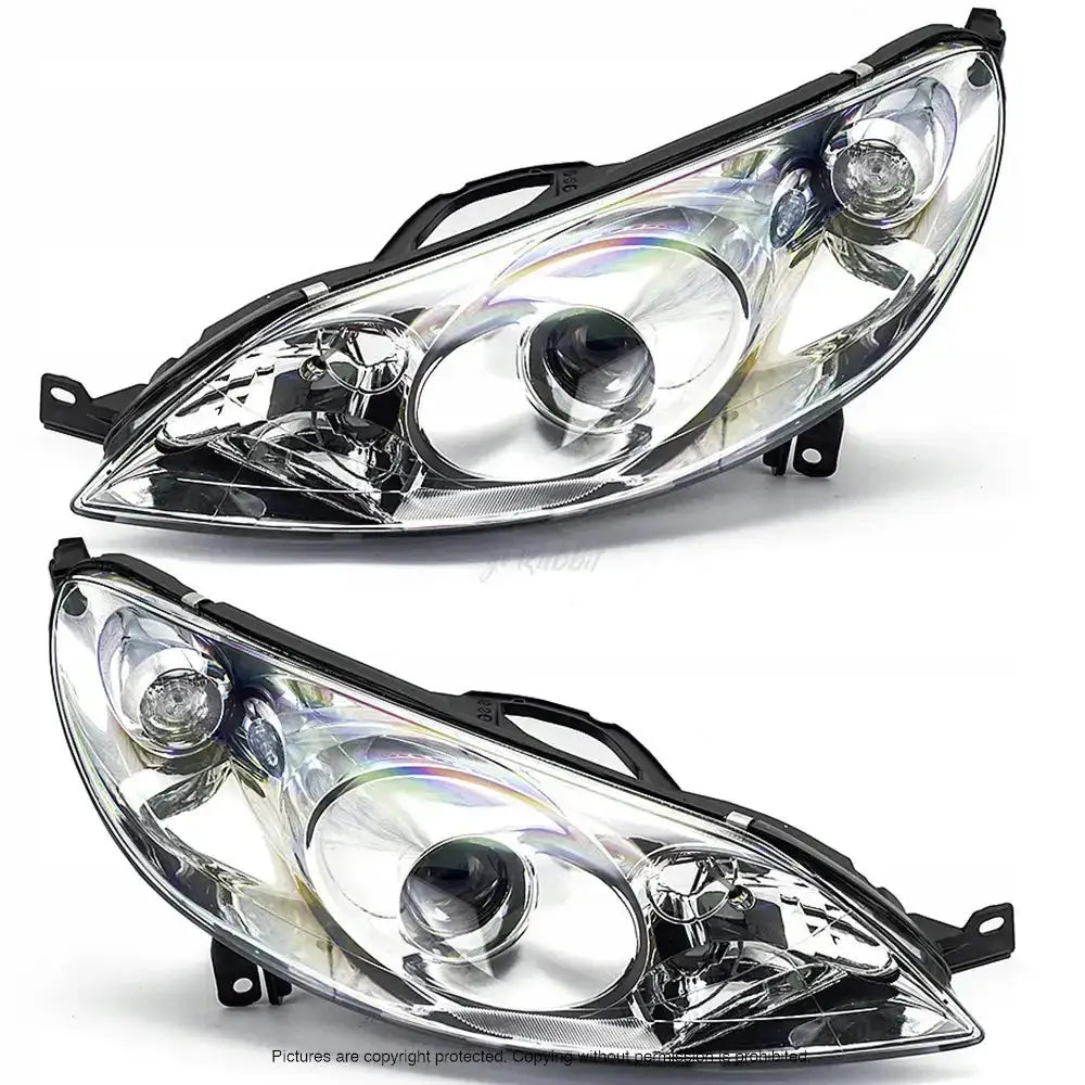 Frontlykter Peugeot 407 04-10 med klare linser og sort ramme, sett fra skrå vinkel mot hvit bakgrunn.