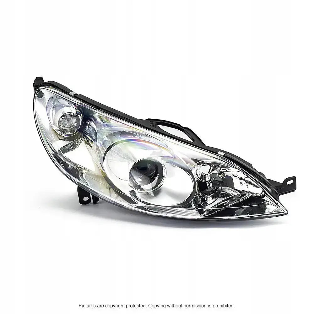 Hovedlykter Peugeot 407 04-10 med klart glass og svart innfatning, sett fra skrå vinkel.