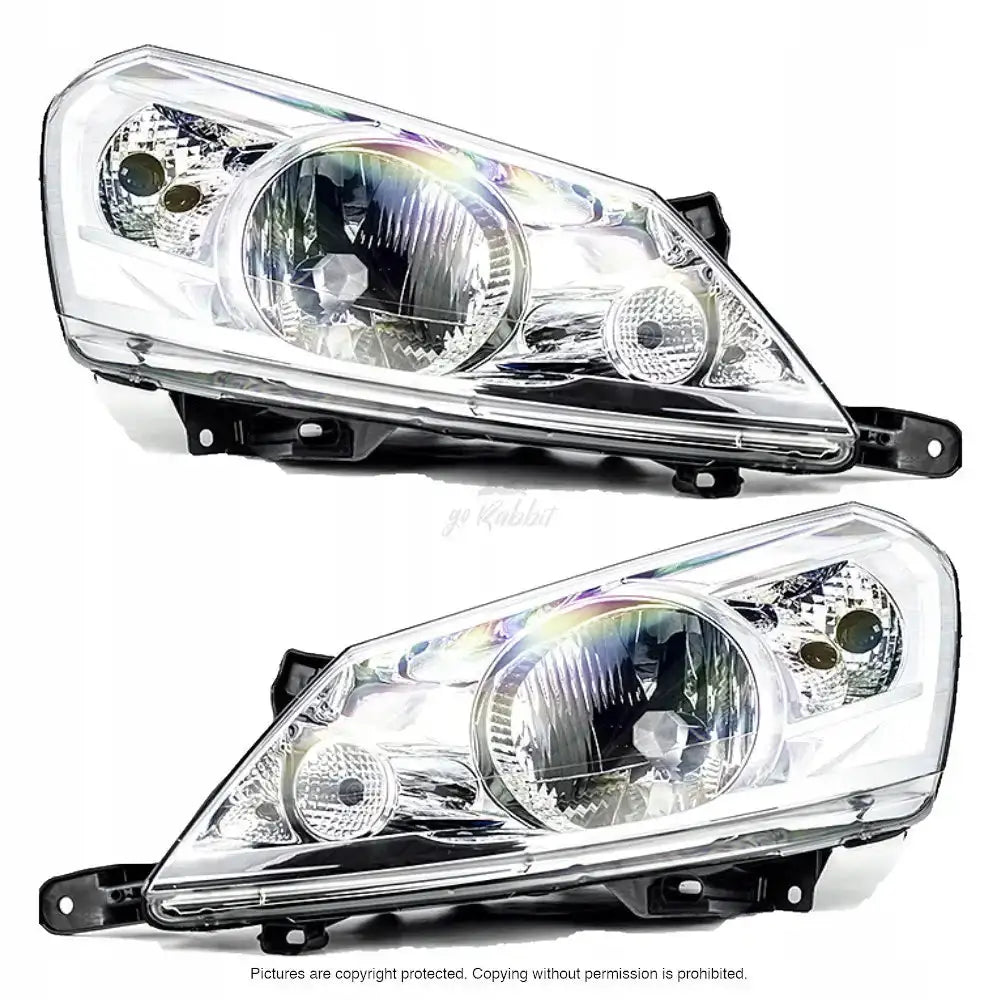 Frontlykter Peugeot Expert 06-15 H4 P21W sett skrått forfra med synlige reflektorer.