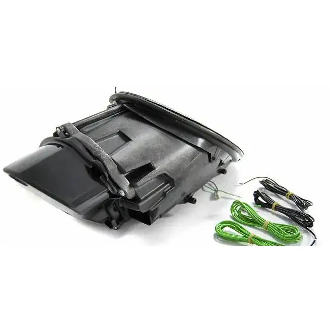 Headlamp svart plastkomponent til Porsche 911 (997) 04-09 med tre ledninger mot hvit bakgrunn.