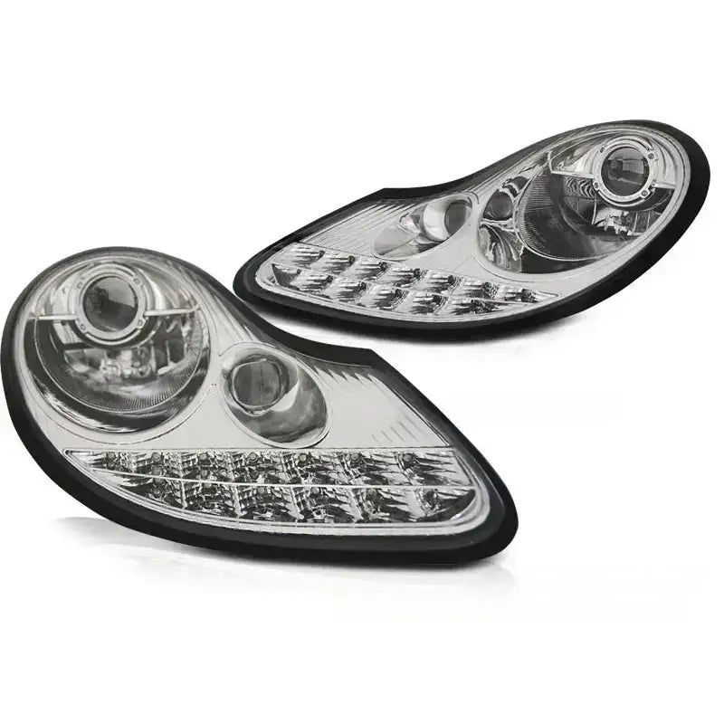 Frontlykter Porsche Boxster 96-04 Daylight Chrome med klart glass og LED, vist fra skrå vinkel.