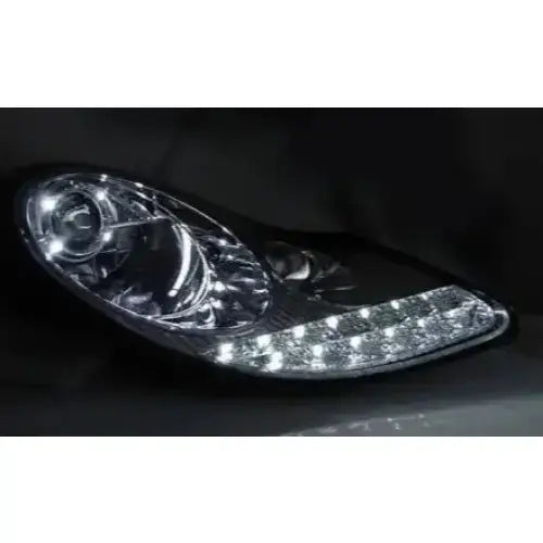 Hovedlykter Porsche Boxster 96-04 Daylight Chrome med LED og kromdetaljer, sett fra skrå frontvinkel.
