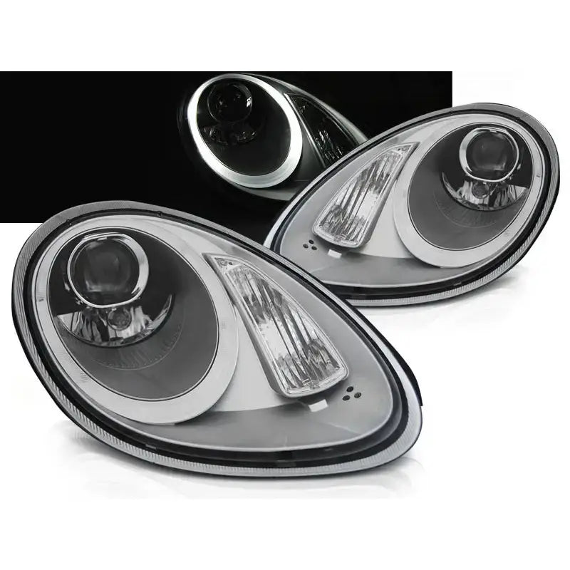 Frontlykter Porsche Boxster CAYMAN 987 05-08 HID i sort og sølv med LED-lysring, sett fra skrå vinkel.