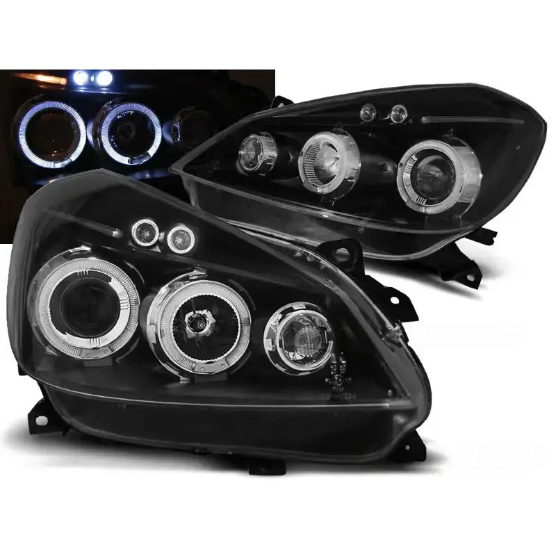 Frontlykter Renault Clio 3 Black Angel Eyes med kromdetaljer, vist i dagslys og med hvite LED-ringer.