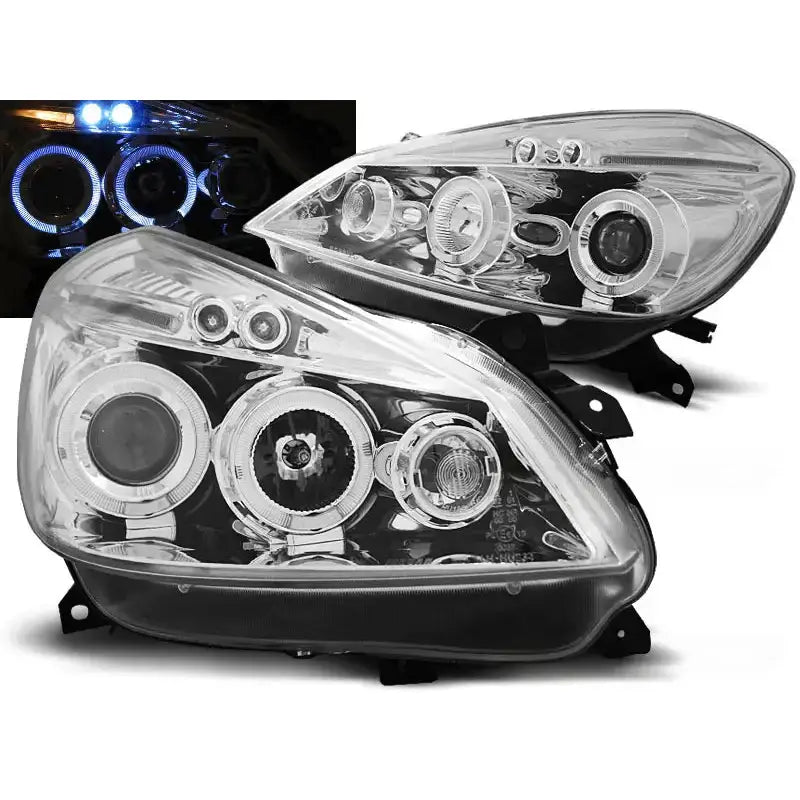 Frontlykter Renault Clio 3 med klart glass, kromdetaljer og LED Angel Eyes, sett fra skrå vinkel.