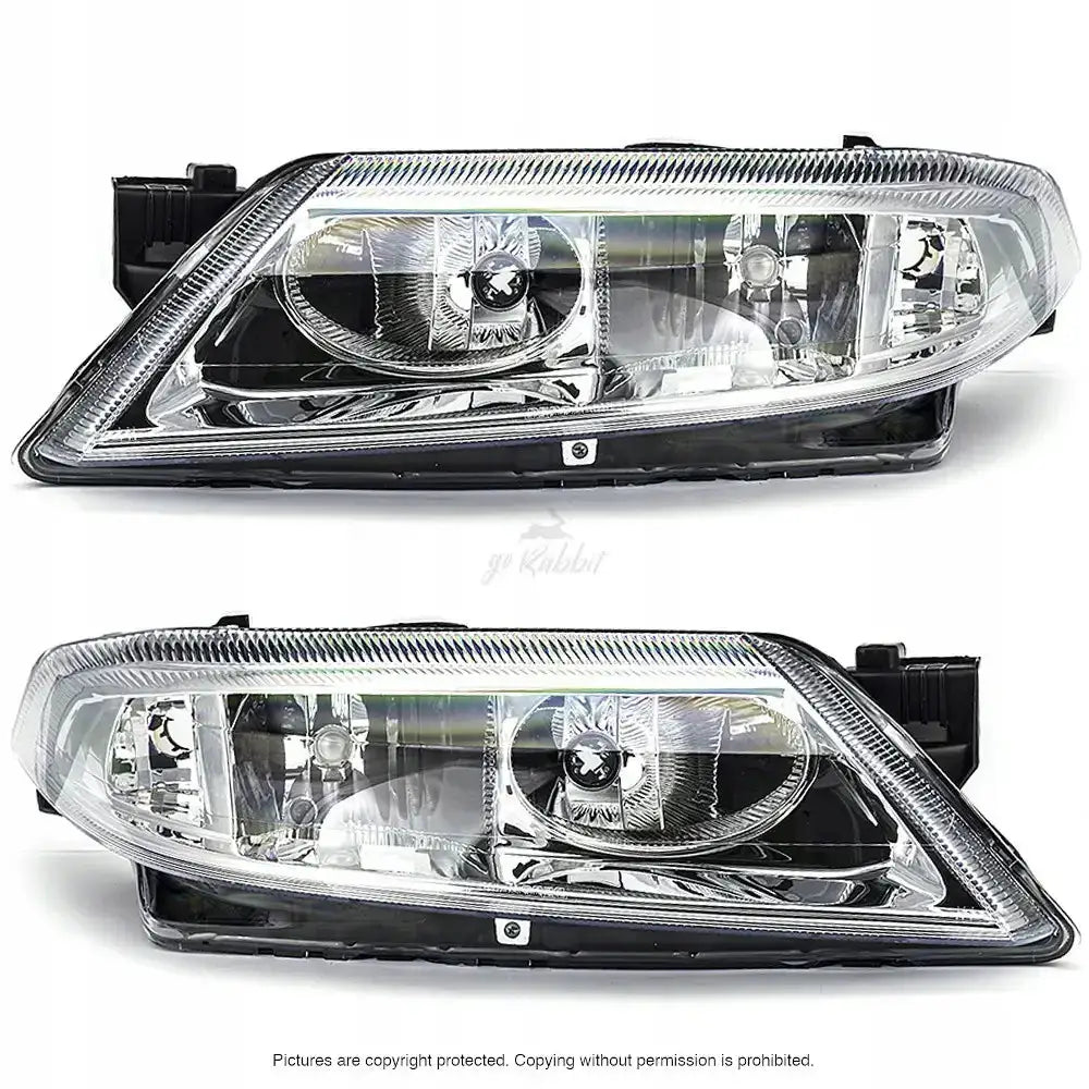 Frontlykter Renault Laguna 01-05 sett forfra med klart glass, sort plast og flere reflektorer.