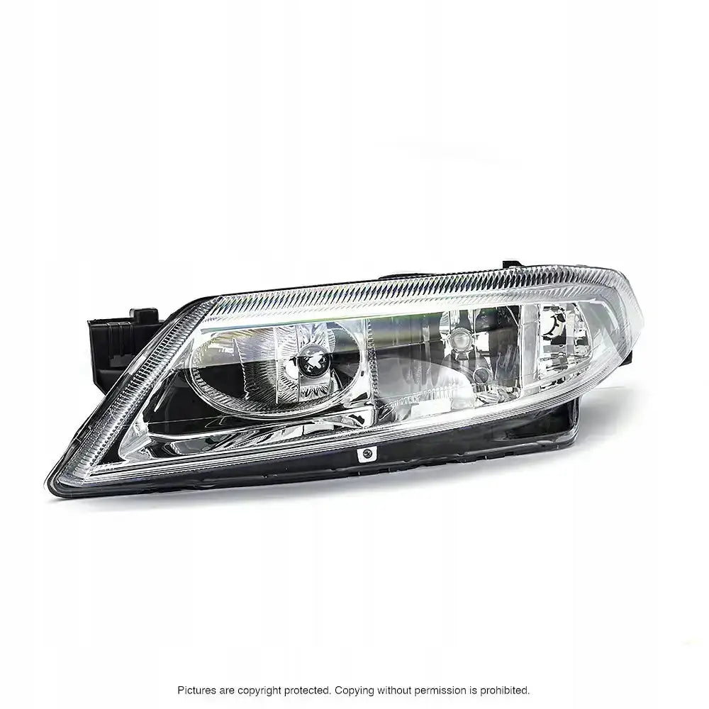 Hovedlykter Renault Laguna 01-05 i klart glass og sort plast, sett fra skrå vinkel med reflekser.