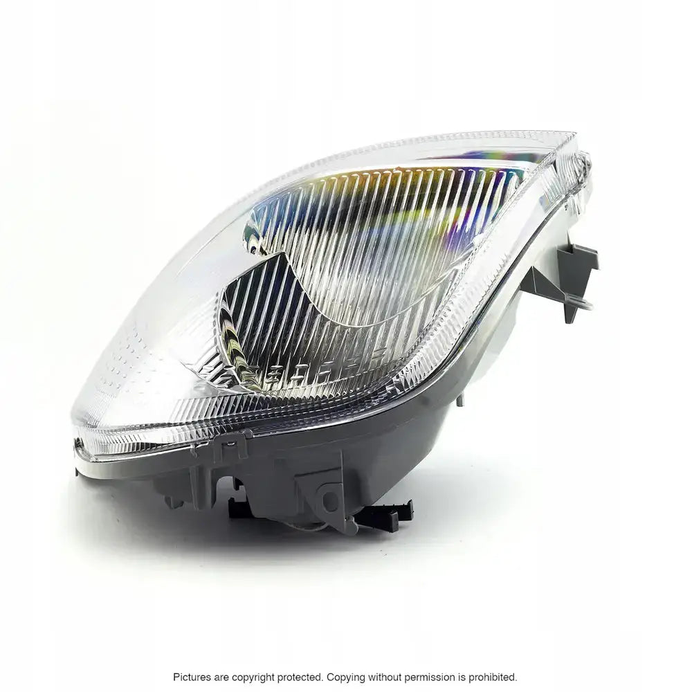 Hovedlykter Renault Master 04-10 H7 vist fra skrå vinkel med refleksjonslinjer og monteringsfester.