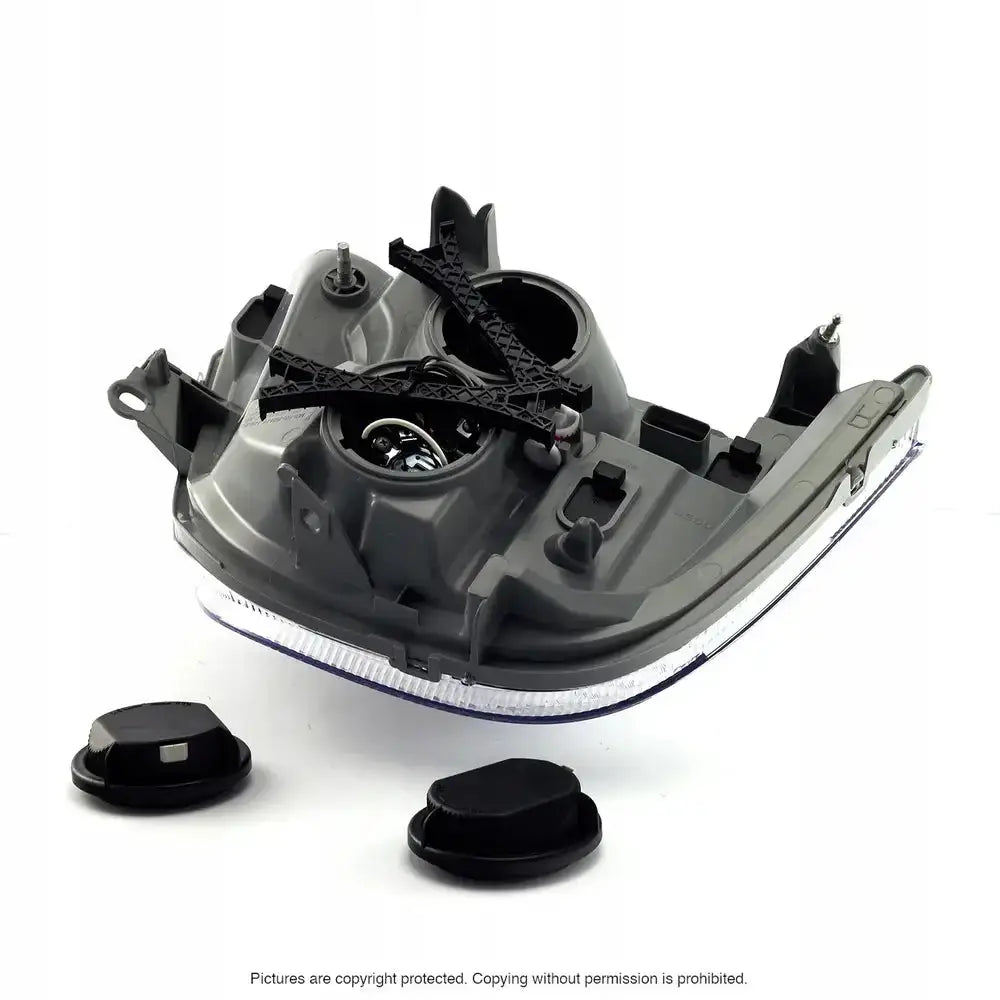 Hovedlys bakside av Renault Master 04-10 H7 frontlykt med to løse svarte deksler foran.