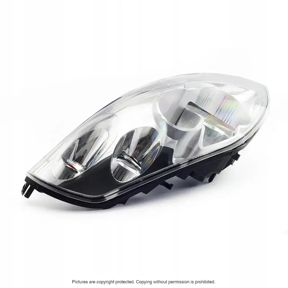 Frontlykter Renault Master 10- med klar plastlinse og sort innramming, sett fra siden.