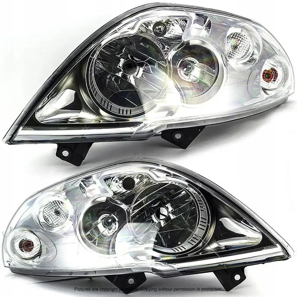 Frontlykter Renault Master 10- H7 sett fra skrå vinkel med klart glass og sølvreflektorer.