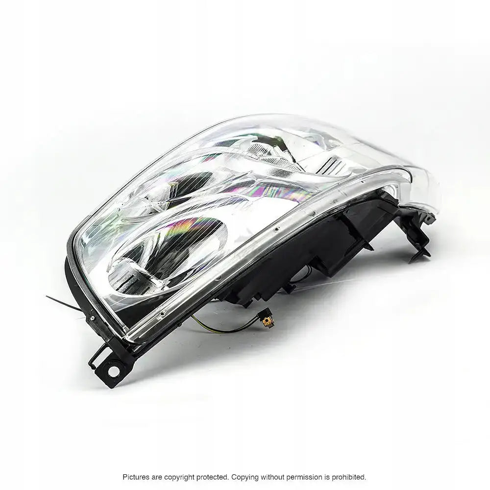 Headlights Renault Master 10- H7 med klar plastfront og sorte detaljer, sett skrått forfra.