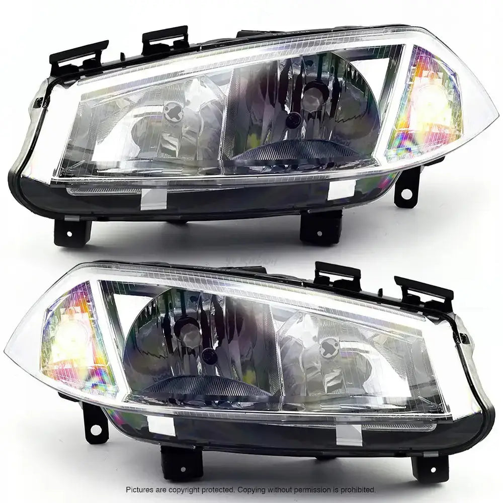 Frontlykter Renault Megane 02-05 i sett på to med klar plast og svart ramme, vist fra skrå vinkel.