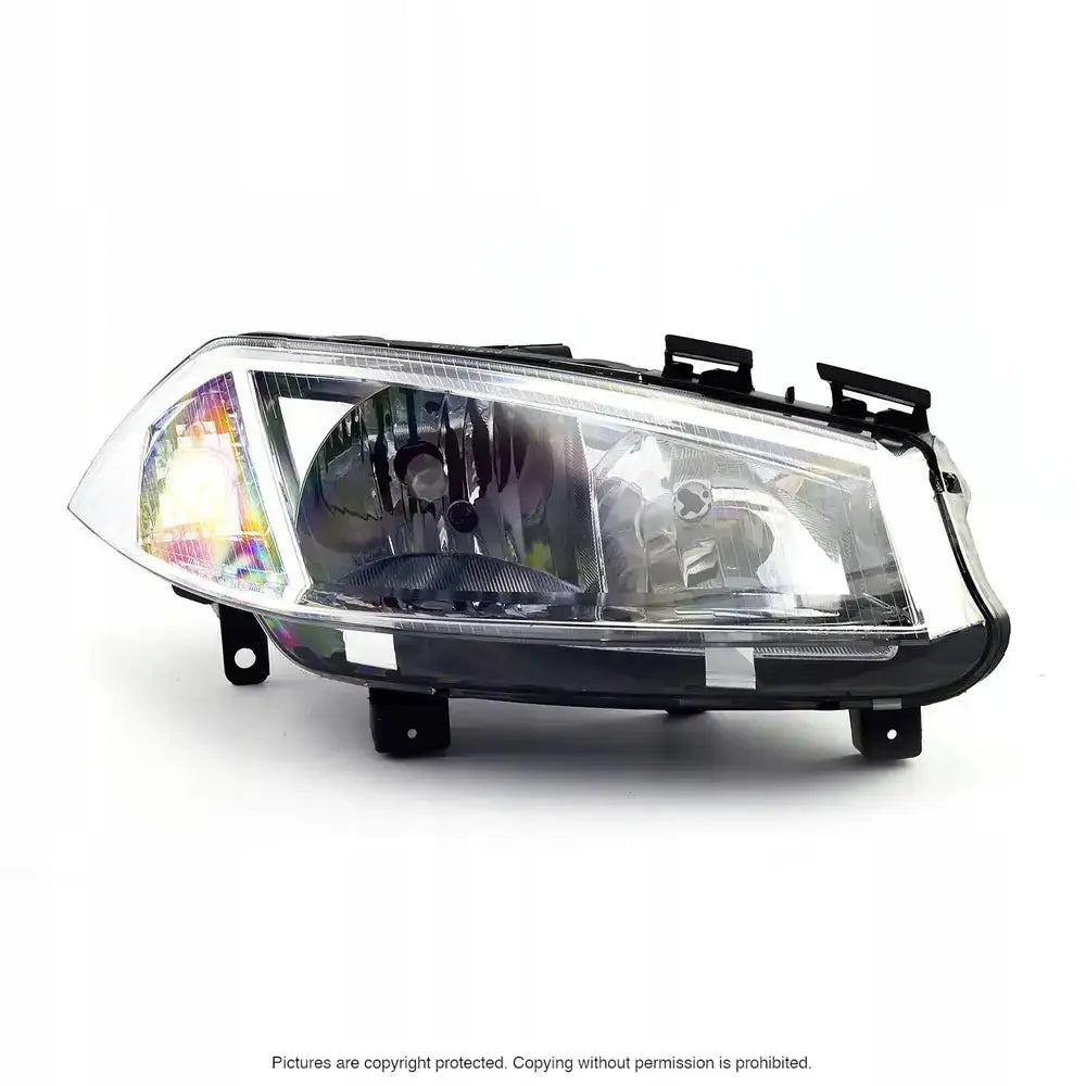 Hovedlykter Renault Megane 02-05 med klart glass, sorte detaljer og synlige reflektorer sett skrått forfra.