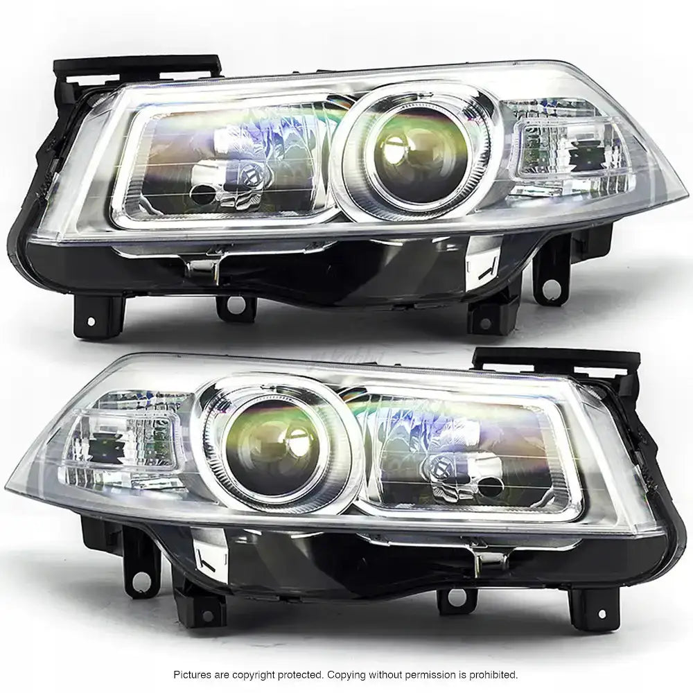 Frontlykter Renault Megane 2 06-09 med klart glass og svart plast, sett fra skrå forside.