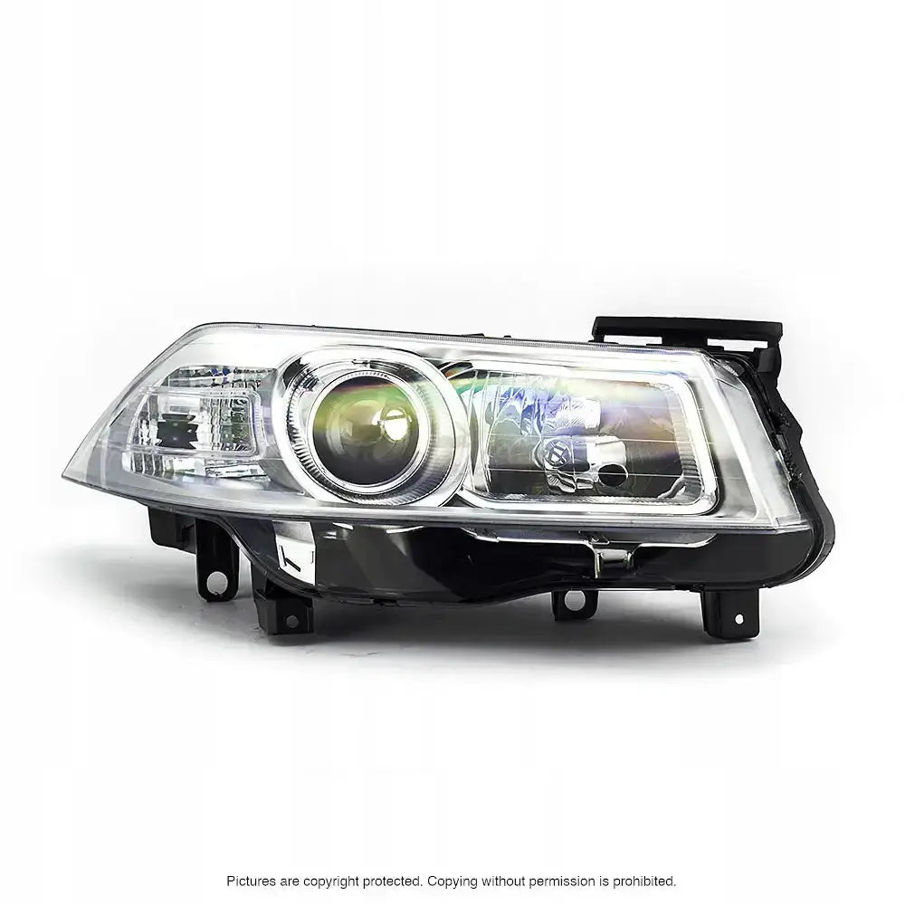 Hovedlykter Renault Megane 2 06-09 sett forfra med klart glass og reflekterende detaljer.