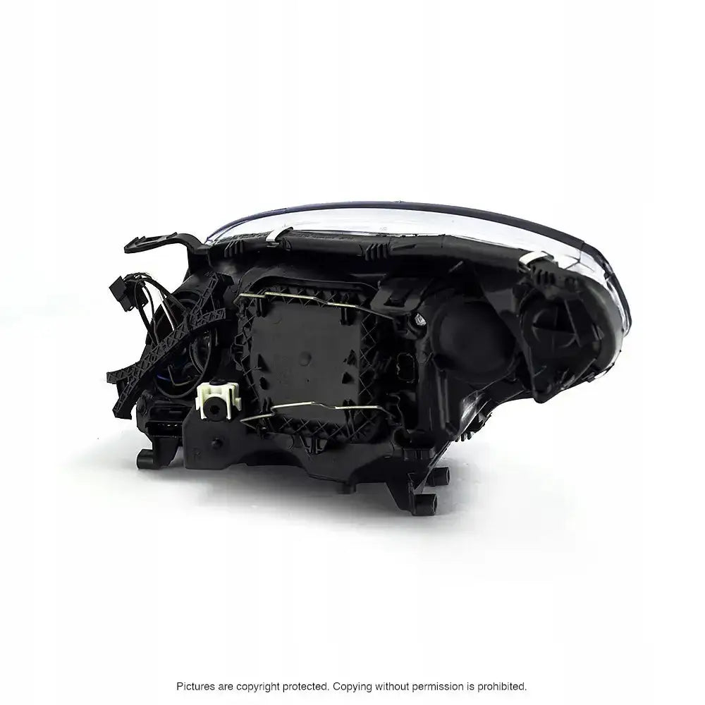 Headlights Renault Megane 3 08-12 sett skrått bakfra med synlige detaljer og elektriske tilkoblinger.