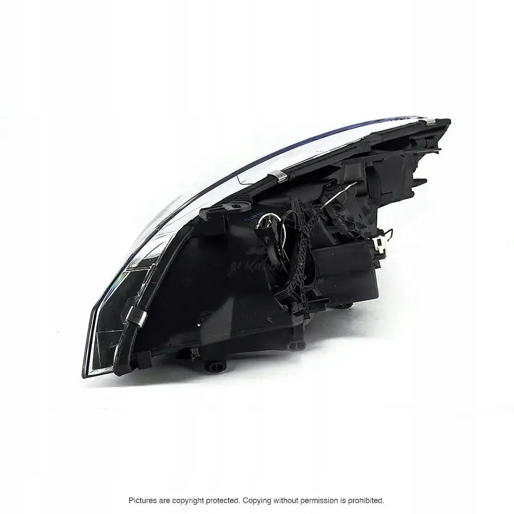 Hovedlys Renault Megane 3 08-12 sett fra skrå bakside med synlig ledningsopplegg og koblingspunkter.