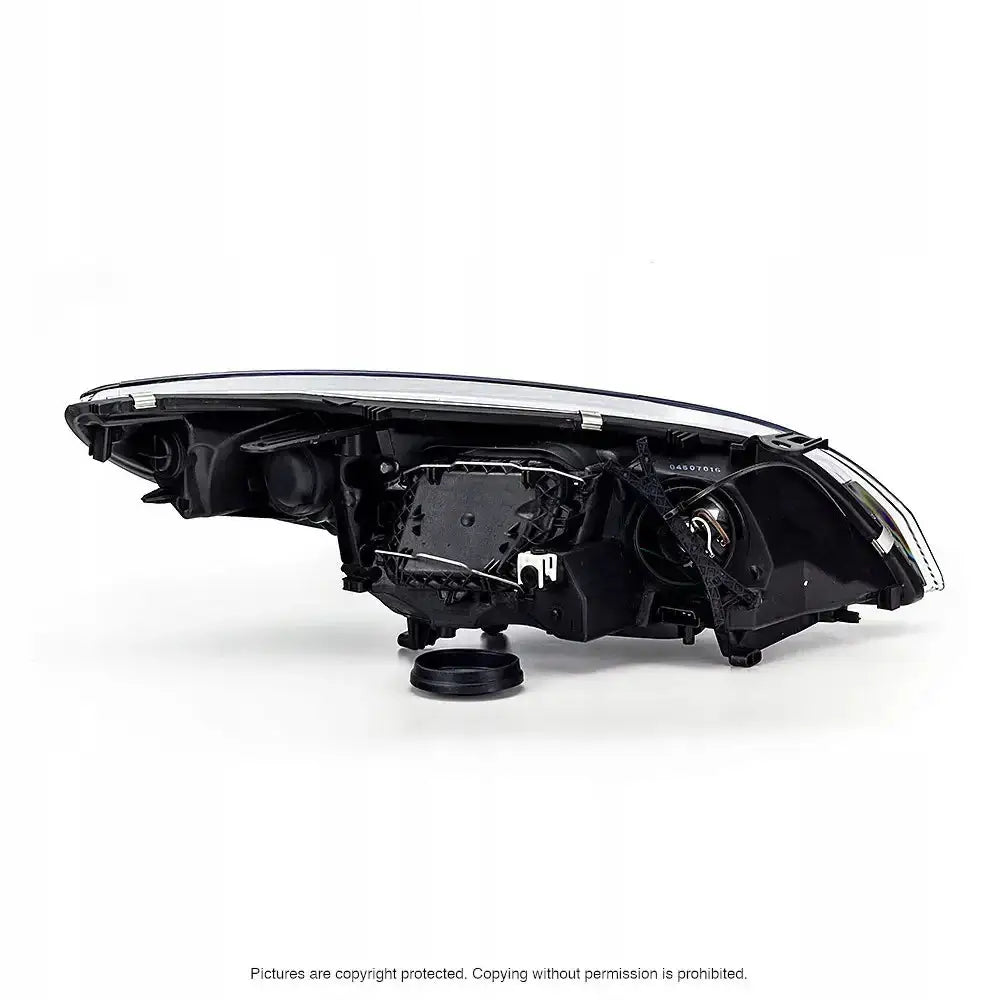 Headlamp for Renault Megane 3 12-13 sett fra undersiden med synlige elektriske komponenter og festepunkter.