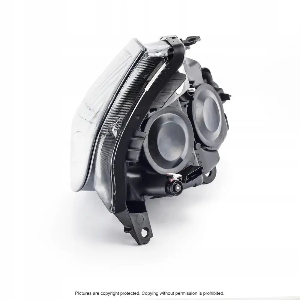 Hovedlys Renault Scenic 03-09 billykt med doble reflektorer og synlige koblinger på hvit bakgrunn.