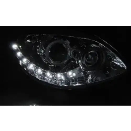Hovedlykter Renault Twingo 07-11 Daylight Chrome med LED-lys og kromdetaljer i mørket.