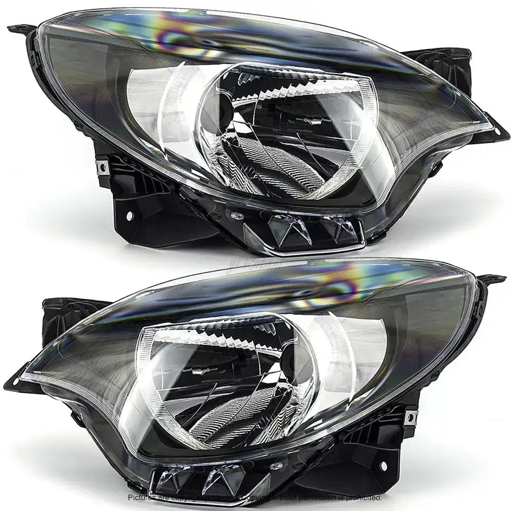 Frontlykter Renault Twingo 11-14 H4 i klart glass og svart plast sett fra skrå vinkel.