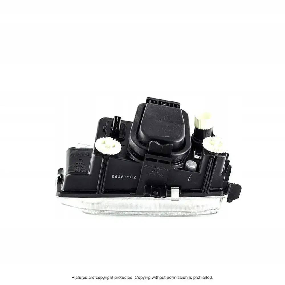 Frontlykter Seat Cordoba 1 93-02 med sort plastdeksel og hvite justeringsskruer sett fra skrå vinkel.