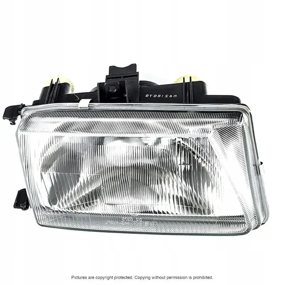 Hovedlykter Seat Cordoba 1 99-02 H4 med klart rillet glass og svart plasthus sett forfra.