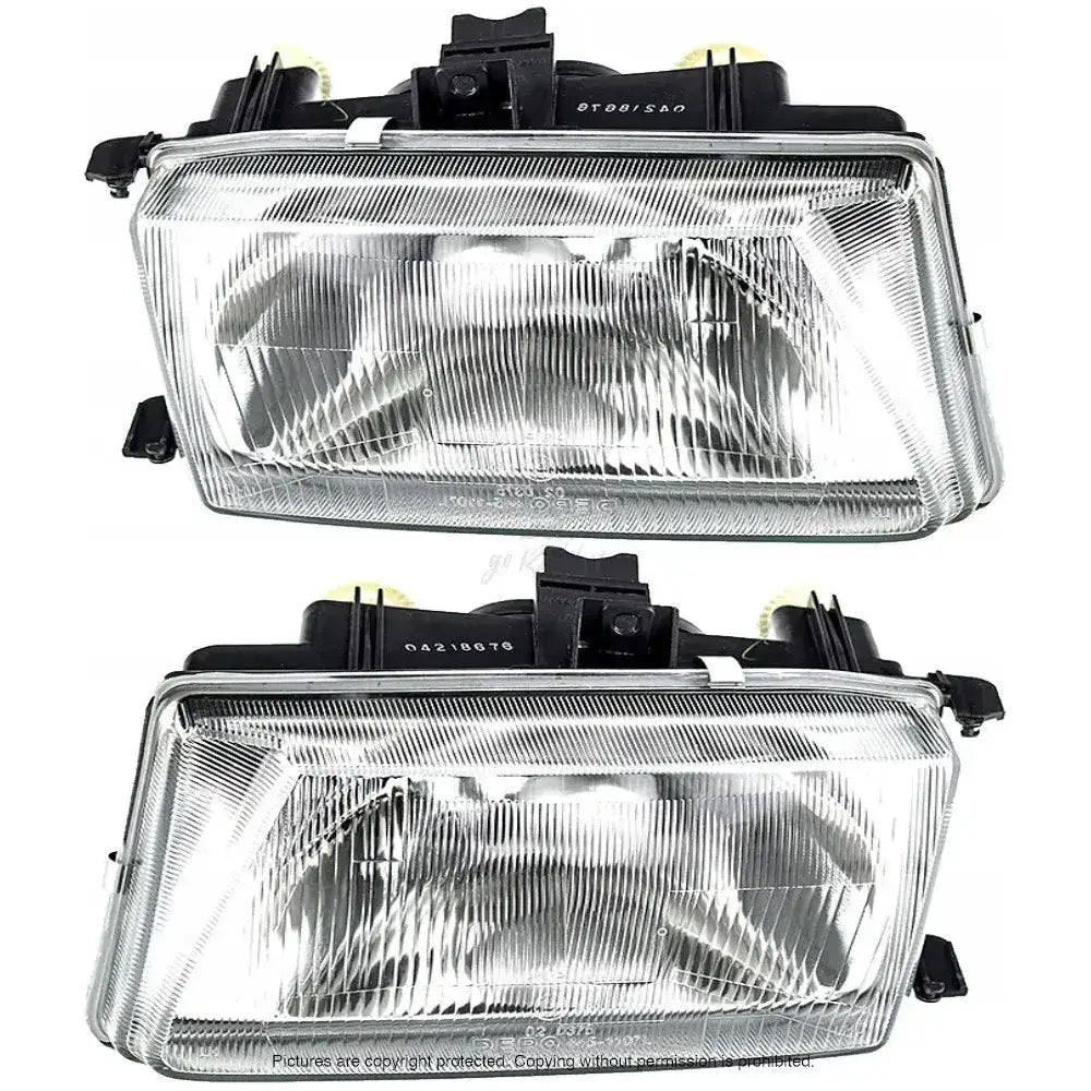 Frontlykter til Seat Cordoba 1 99-02 H4, sett forfra med klare glass og svarte plastdetaljer.