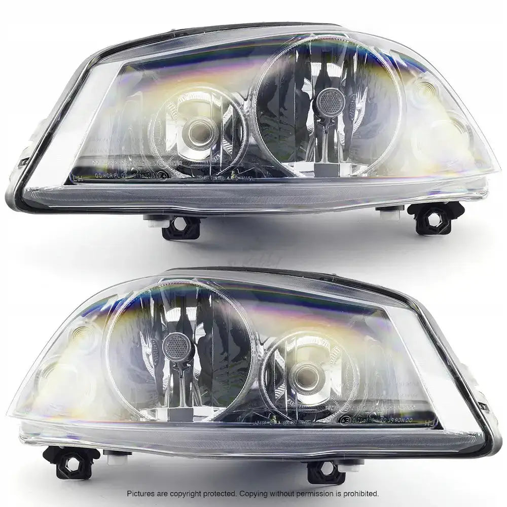 Frontlykter Seat Cordoba 2 02-09 med sorte detaljer og reflektorer sett fra skrå forside.