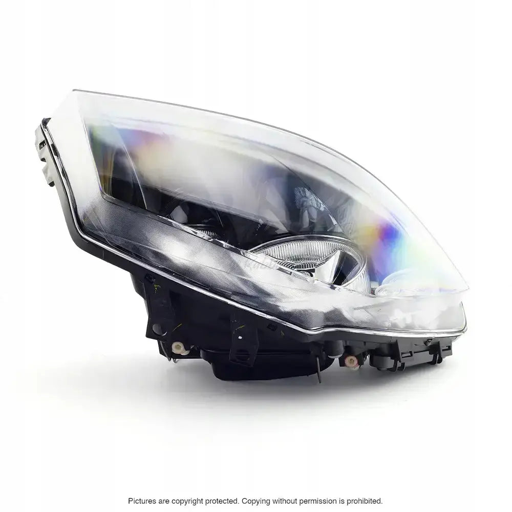 Hovedlykter Seat Cordoba 2 med klart deksel og sorte detaljer, vist fra skrå vinkel mot fronten.