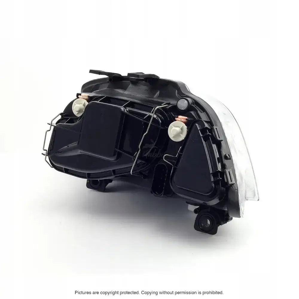 Frontlykter Seat Cordoba 2 02-09 sett bakfra med sorte, sølvfargede og hvite detaljer.