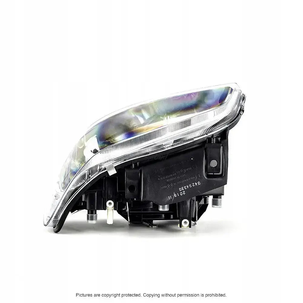 Hovedlykter Seat Cordoba 99-02 i klart plast med refleksdetaljer og sorte festepunkter, vist fra skrå side.