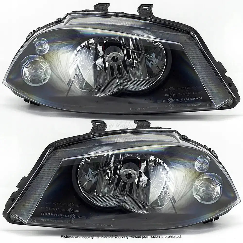 Frontlykter Seat Ibiza 3 02-09 i svart plast med klare linseglass, sett fra skrå forside.