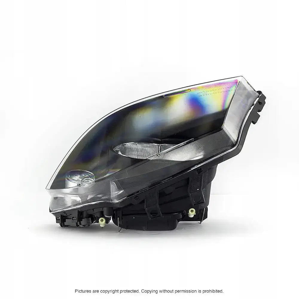 Frontlykter Seat Ibiza 3 02-09 med klart glass og svart innside, skrå vinkel, regnbueeffekt på toppen.