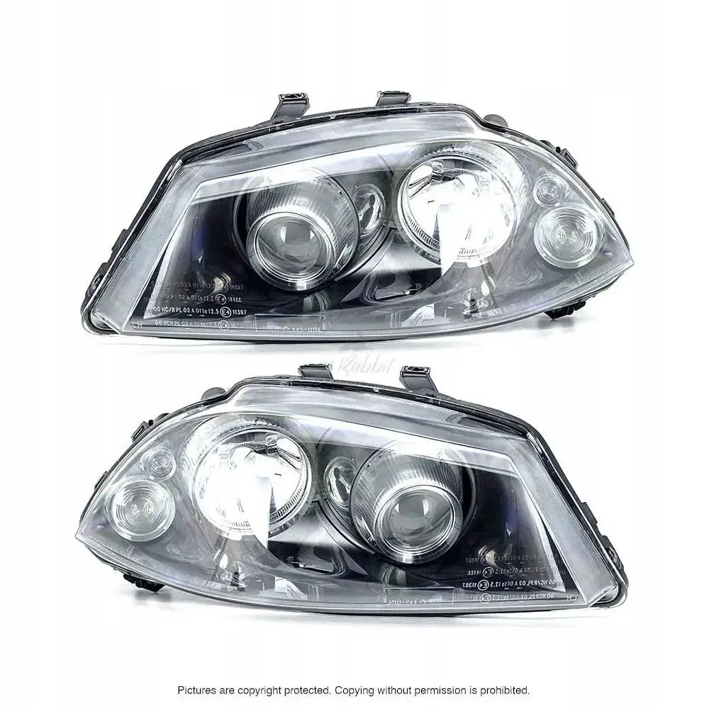 Frontlykter Seat Ibiza 3 02-09 med klare glass og sorte detaljer, sett rett forfra på hvit bakgrunn.
