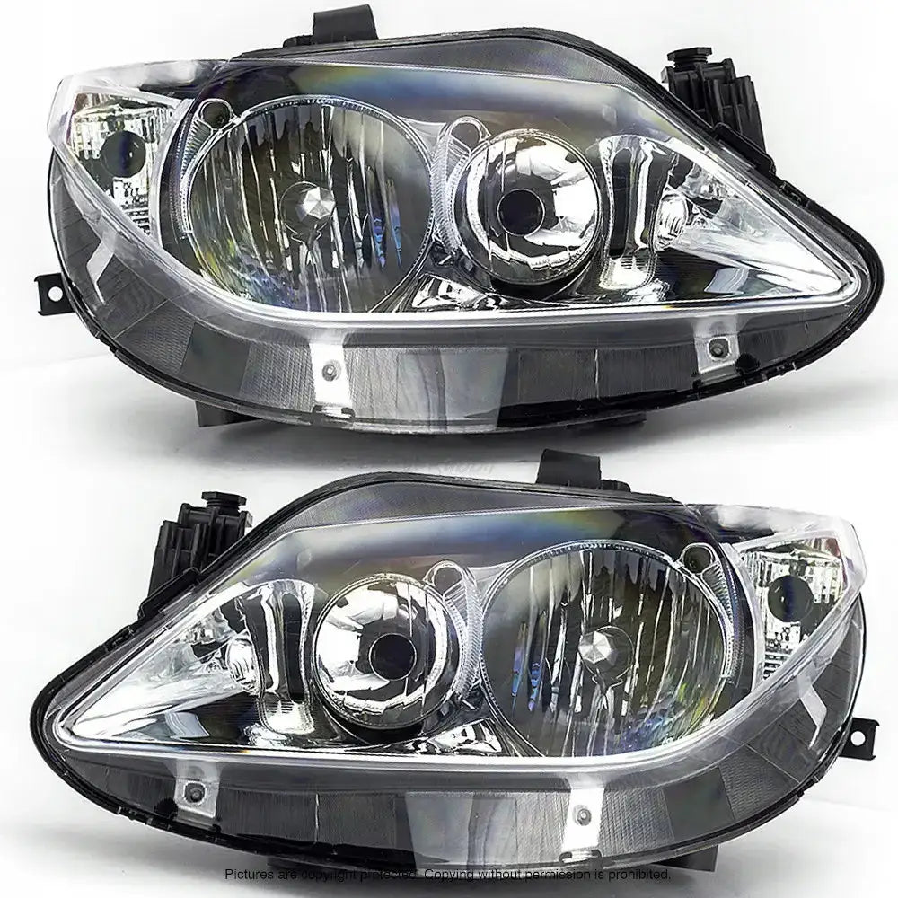 Frontlykter Seat Ibiza 4 08-12 Chrome H7 sett fra skrå vinkel mot hvit bakgrunn.