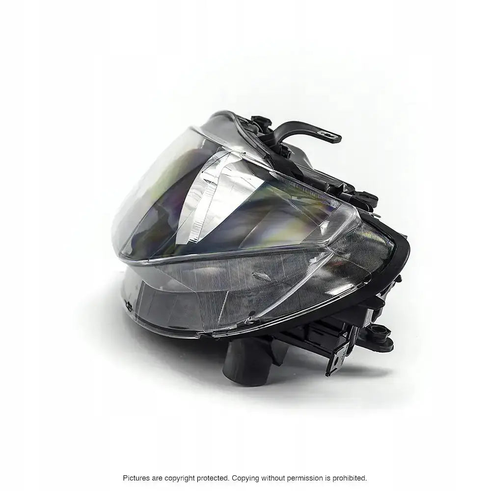 Hovedlys Seat Ibiza 4 08-12 H4 med svarte detaljer, sett fra skrå vinkel med synlige reflektorer.