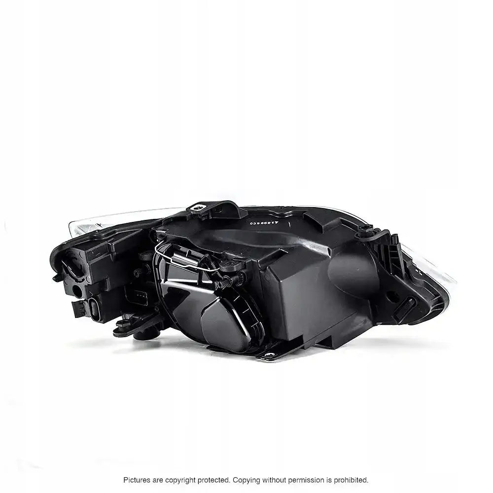 Frontlykter Seat Ibiza 4 12- H4 sett bakfra med synlige koblingspunkter og festebraketter.